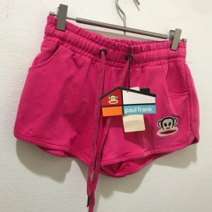 Paul Frank  shorts  - Snygga gröna shorts från Paul Frank med resår och dragsko i midjan. Shortsen har två fickor fram och en broderad Paul Frank-apa på ena benet. Perfekta för sommaren! 145kr/st , helt ny , 