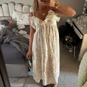 Intressekoll på Blommig långklänning med volang - Jätte fin och eftertraktad klänning ifrån h&m🩷Säljer ifall jag kan få den såld för ett bra pris.