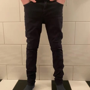 Dobber jeans - Säljer ett par svarta jeansbyxor med slim passform. Klassisk femficksmodell med normal midja och raka ben. Perfekta för dig som gillar en stilren och enkel look. Passar till det mesta och är lätta att matcha med olika outfits.