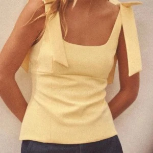 Gul linnetopp från Zara - Söt gul linnetopp från Zara helt oanvänd med prislapp! 🥰🥰