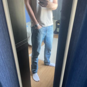Blå Levis 511 jeans - Säljer ett par klassiska blå Levis 511 jeans med normal passform och raka ben. Jeansen har fem fickor, dragkedja och knapp i midjan samt Levis ikoniska läderpatch bak. Storlek: W32 L32Perfekta till vardags och passar till det mesta. (Säljer fler jeans på min profil) 