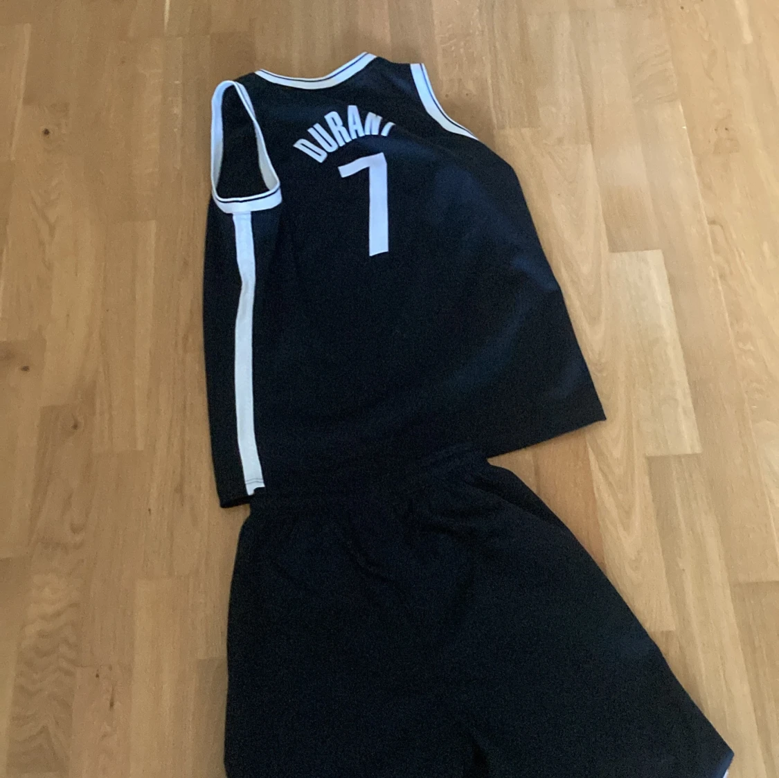 Brooklyn Nets baskettröja och shorts - 1