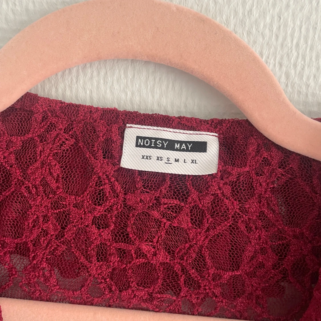 Vinröd spetsblus med volang från Noisy May - 1