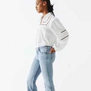 Lågmidjade bootcut jeans  - Säljer ett par ljusblå jeans med normal passform och raka ben. Jeansen har klassisk femficksdesign och normal midja. Perfekta för en avslappnad och stilren look.