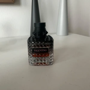 Valentino born in Roma intense - Säljer en lyxig parfym från Valentino i en fyrkantig glasflaska med nitar och svart lock. Se mängd kvar på andra bilden🫶🏼
