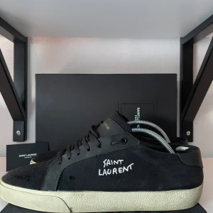 Saint Laurent Sl/06 court classic - Saint Laurent skor i fint skick, lite släpp på kanten men inget som märks. Saint Laurent kort, dustbag och låda tillkommer vid köp. .                                 Hör av er vid fler frågor! 