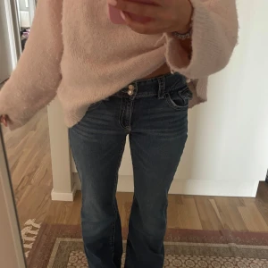Blå jeansbyxor från Gina Tricot - Säljer dessa lågmidjade jeans från Gina Young som är helt oanvända!