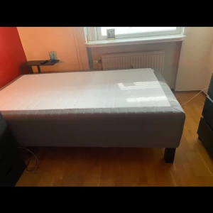 SKOTTERUD - En stilren och bekväm madrass från IKEA, perfekt för dig som vill ha en enkel och modern sovplats. Passar utmärkt i ungdoms- eller studentrummet och ger bra stöd för en god natts sömn. Lätt att matcha med olika sängramar och inredningsstilar.
