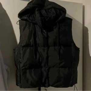 Svart dunväst med huva från Zara - Använd några gånger, något croppad modell