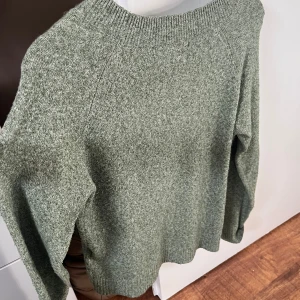 Vero Moda Stickad Tröja Grön - Säljer min virala ”VMDOFFY PULLOVER” stickad tröja! ⭐️⭐️ SELLING OUT FAST! 🔥  LITEN I STORLEKEN enligt dem. Nyköpt för 300 kr 💕 Inget som knotter på utan superfint skick!