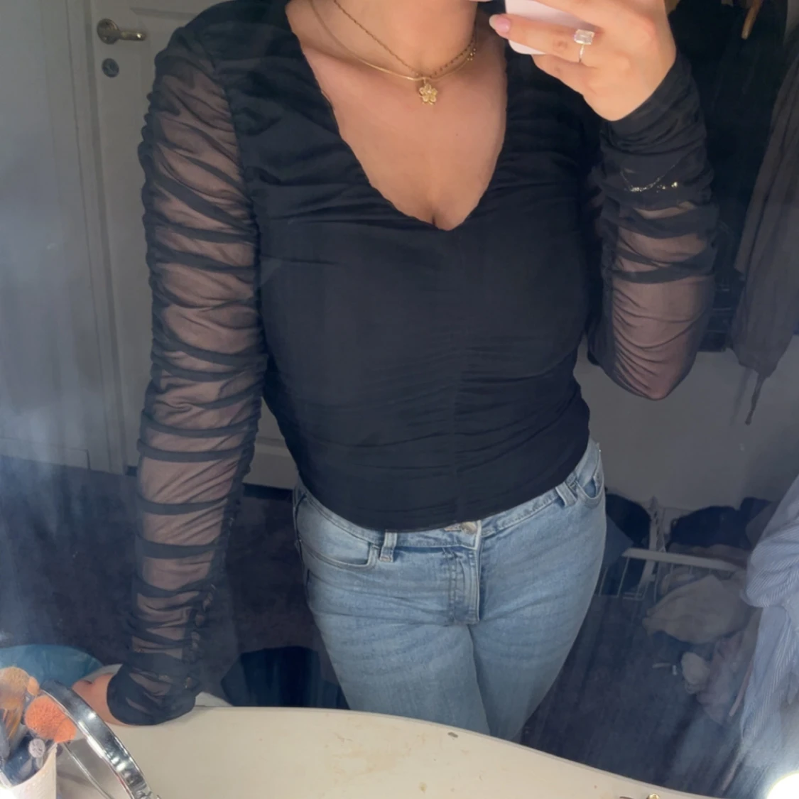 Svart mesh topp med rynkade ärmar - 1