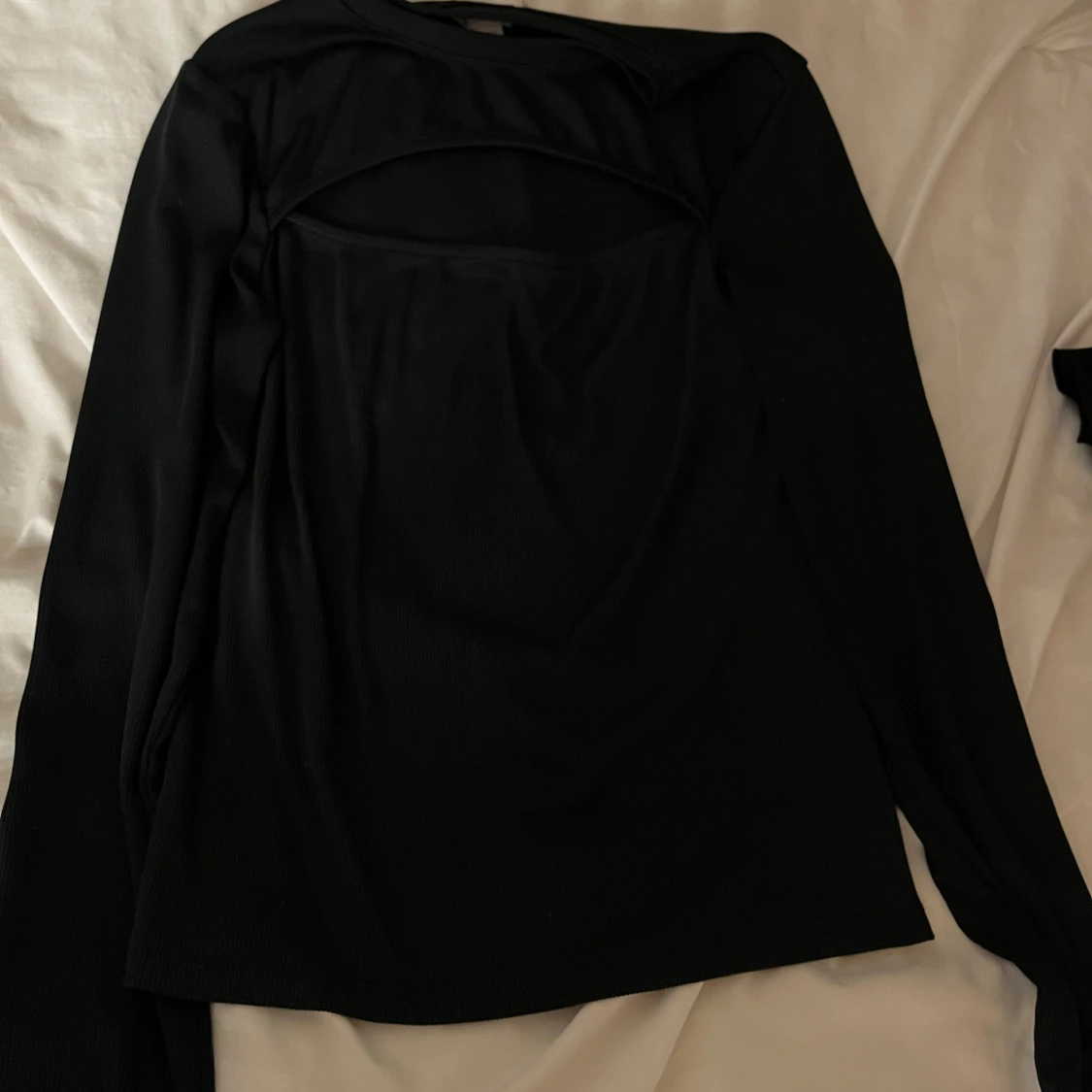 Svart långärmad topp med cut-out - 2