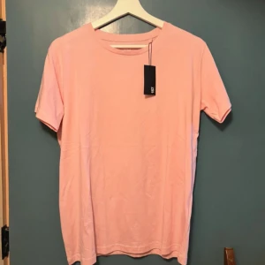 Ljusrosa t-shirt från Lager157 - En basic ljusrosa t-shirt från Lager157 i mjuk bomull. 