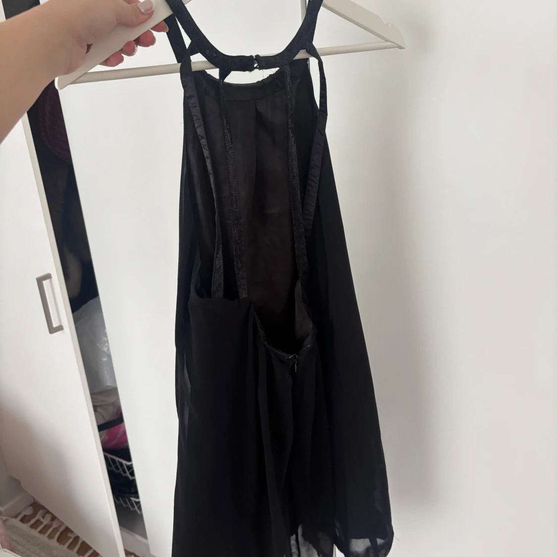 Svart halterneckklänning - 3