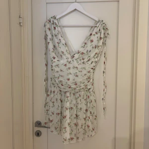 Blommig kortklänning från NA-KD - Supersöt vit kortklänning från NA-KD. Perfekt till sommaren