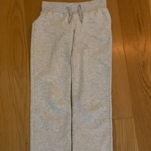 Ljusgrå jätte mjuka mjukisbyxor!! - Säljer ett par lågmidjade mjuka mjukisbyxor från Gina. Säljer pga de har blivit för korta, de är så så sköna och snygga!! Bara att skriva för frågor mm!!!!!💓💓