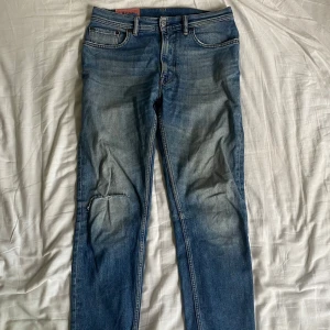 Blå jeans från Acne Studios Blå Konst - PRIS KAN DISKUTERAS.                  Säljer ett par klassiska blå jeans från Acne Studios Blå Konst. Jeansen har fem fickor, normal passform och raka ben. Snygg tvätt med lätt slitning och detaljerad söm. Perfekta för en stilren och avslappnad look