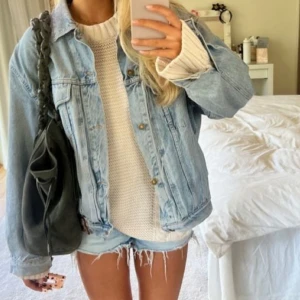 Super fin jeansjacka💕 - Säljer denna fina jeansjackan från H&M, bra skick och använd fåtal gånger. Dåligt ljus på andra bilden Tyvär💕