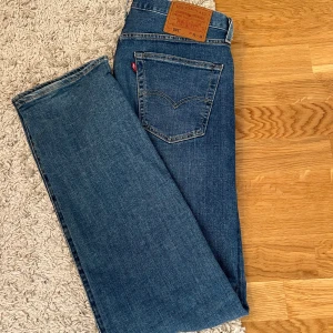 Levi’s jeans 501 - Säljer mina Levi’s jeans då dom var för stora. Modellen är 501 och dom sitter väldigt ”normalt”. Klassiska jeans som är tidlösa i stilen. Storleken är W33 och L34. Vid minsta funderingar är det bara att höra av sig!