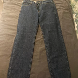 Mörkblå jeansbyxor från jack and Jones  - Säljer ett par mörkblå jeansbyxor från Jack and Jones  i modellen RDDRELAXED ROYAL RE 328 NOOS. Klassisk femficksdesign, raka ben och knappgylf. Perfekta för dig som gillar en avslappnad passform och tidlös stil. Byxorna är helt oanvända och jag säljer dom eftersom jag inte tyckte att passformen passade mig. Ny pris 999kr