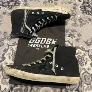 Golden Goose francy - Säljer mina golden goose, inte använda för mycket men har under de gångerna använts ganska vårdslöst, därav de defekter. Som sagt har de visa defekter men inget som påverkar funktionaliteten särskilt mycket men det låga priset är pga dessa skador samt att jag vill bli av med dem så snabbt som möjligt. Med defekter menar jag att tyget delvis öppnats samt sulan på visa ställen (se bilder) mm. Har lämnat in dem till "sneakerstvätten" och fått de lagade vid ett tillfälle. Nypris cirka 6000kr.