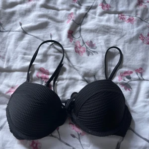 Bikini topp - Snygg bikini topp endast använd 1 gång så den är i mycket bra skick som ny!🩷 Jag har klippt av lappen i toppen så dessvärre vet jag inte exakt storlek, men har för mig att den är i 70B. Den går att justera runt bysten då du kan knyta toppen själv! Hör av er vid frågor!🌸