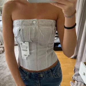 Skitsnygg jeans topp - Helt ny jeanstopp från Zara med korsett känsla, perfekta nu till sommaren ☺️