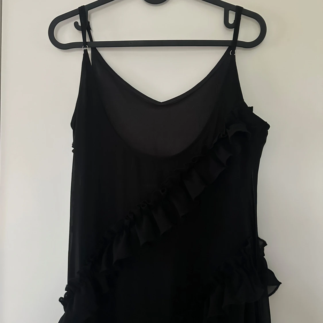 Svart långklänning med volanger - 2