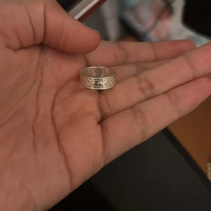 Norrbottensring smal  (Silverring med prickigt mönster)  - Säljer en stilren och äkta Norrbottensring i silver med det traditionella norrbottniska originalmönstret. Det är den smalare modellen – elegant, tidlös och perfekt för dig som gillar en diskret men vacker detalj. Ringen är köpt på Fritz Olsson för 750 kr och är i fint skick. Den passar lika bra till vardags som till fest, men säljs nu eftersom den inte längre kommer till användning. Vid intresse är det bara att höra av sig! Pris kan diskuteras  skriv så fixar jag mer bilder