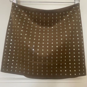  kjol med nitar från H&M Edition - Garderobsrensning pågår! 👗 Shoppa loss bland en massa fina plagg. Kika in på min sida, så kanske du hittar något mer du gillar!  Har du frågor om ett plagg? Tveka inte att höra av dig!  (OBS: Kan tyvärr inte ta bilder med plaggen på.)