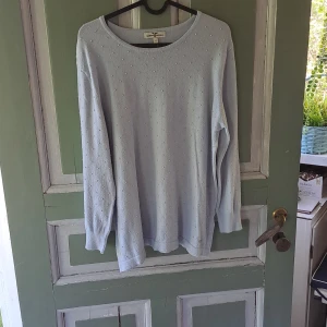 Ljusblå långärmad tröja från Cream - Säljer en ljusblå långärmad tröja från Cream. Tröjan har diskreta små prickar i strukturen och en rund halsringning. Perfekt för lager-på-lager eller som en enkel baströja.