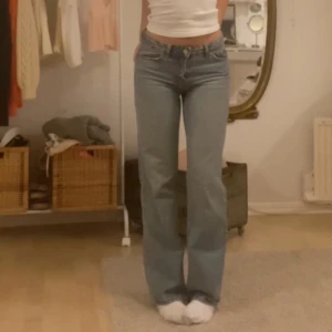Blå jeans - Snygga blå jeans med en klassisk design. De har en låg/mid midja och en straight passform som ger en tidlös look. Perfekta för en avslappnad stil.
