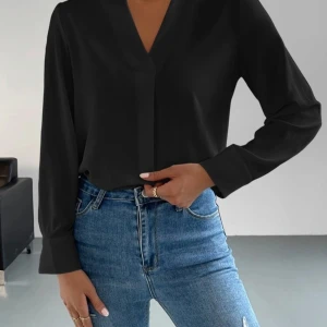 Svart blus - Oanvänd, finns också i vit. Jätte fint och luftigt material för vår&sommar