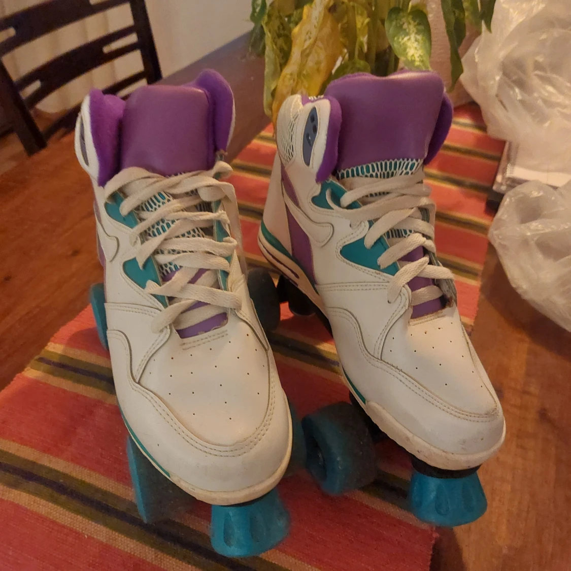 Retro rullskridskor i vitt och lila