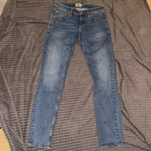 Blå jeansbyxor - Snygga blå jeansbyxor med en klassisk design. De har en smal passform.