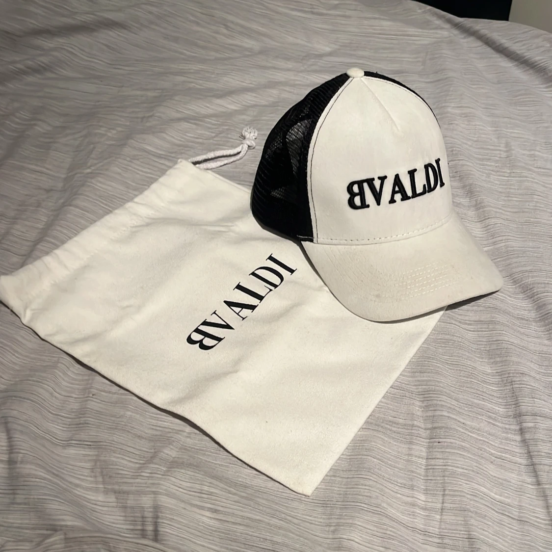 Vit och svart keps från BVALDI
