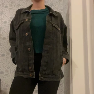 Svart jeansjacka - Oversized svart jacka från monki