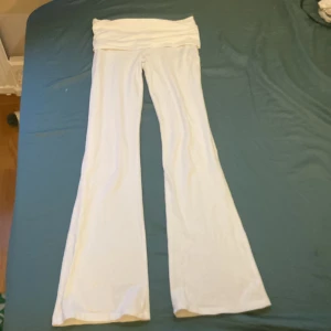 Vita yoga pants från Gina Tricot - Snygga vita byxor från Gina Tricot med en bekväm passform. Använt fåtal gånger. Säljer då som är lite försmå för mig. Skicka privat för mer bilder☺️