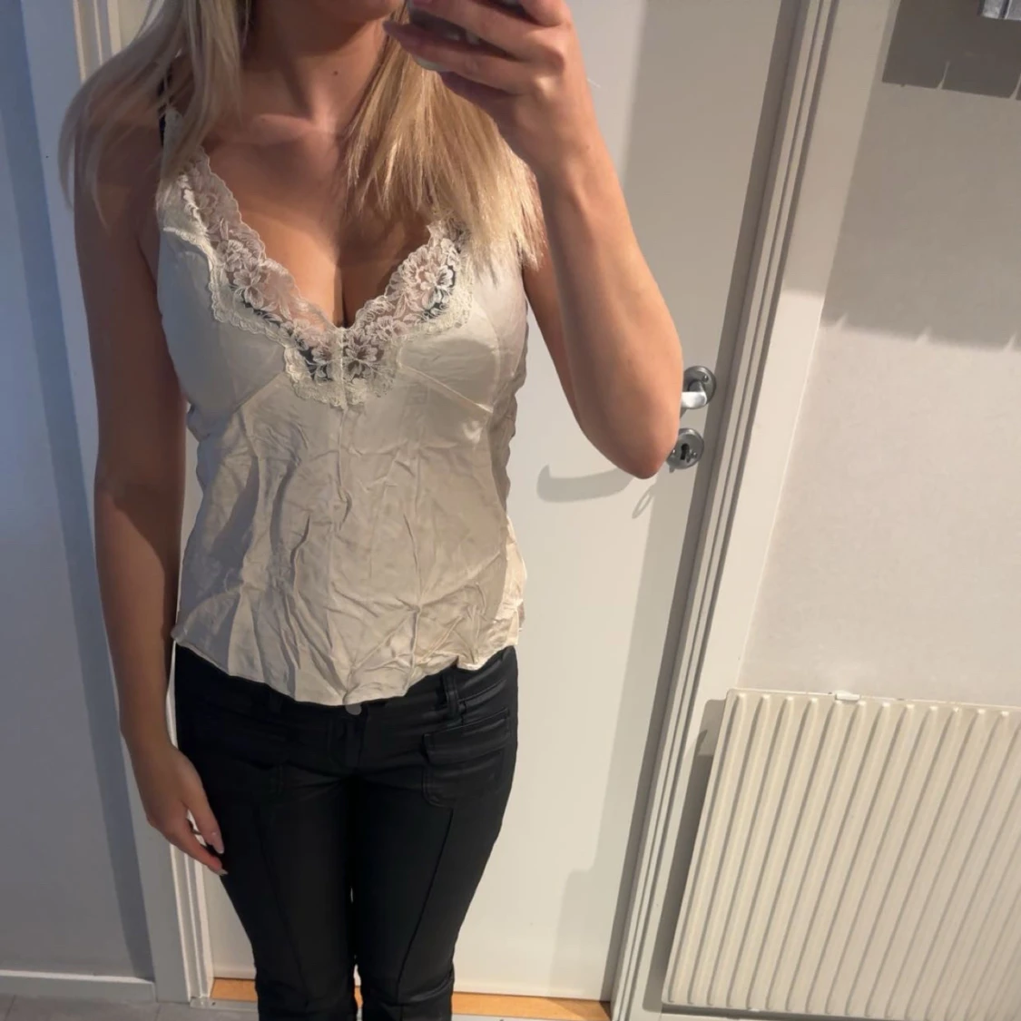 Vit spetsprydd linnetopp - 2