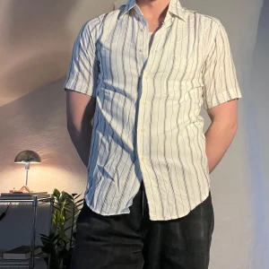 Sandro kortärmad skjorta - Kortärmad skjorta från Sandro Paris. Bra skick. Trevlig kvalitet. Kika gärna andra annonser, samfrakta gärna.