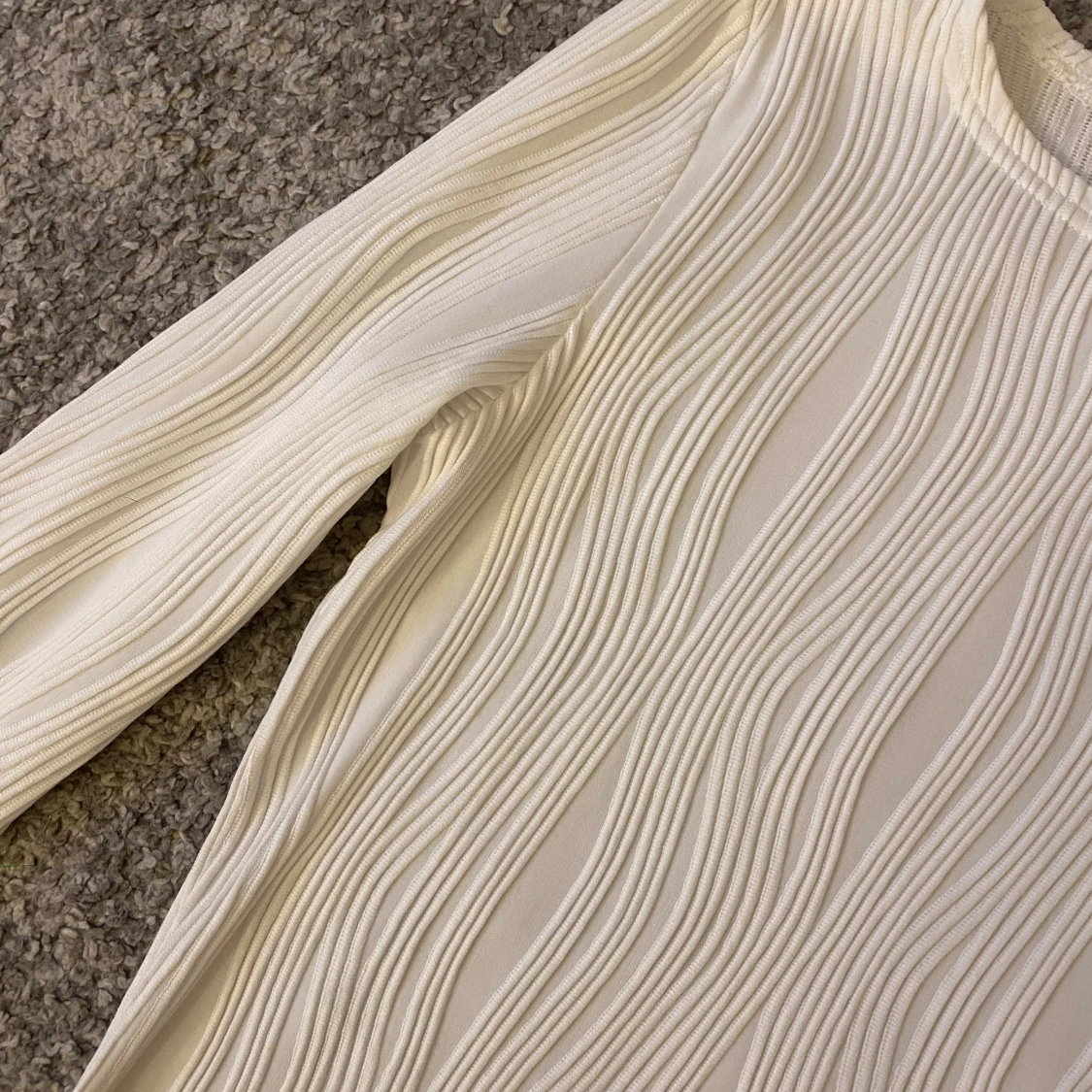 Vit långärmad topp med textur - 2