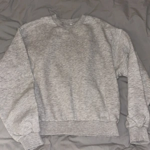 Grå sweatshirt från ginatricot  - Ljusgrå tröja från Gina, endast använd fåtal gånger därav i nyskick🩷🩷