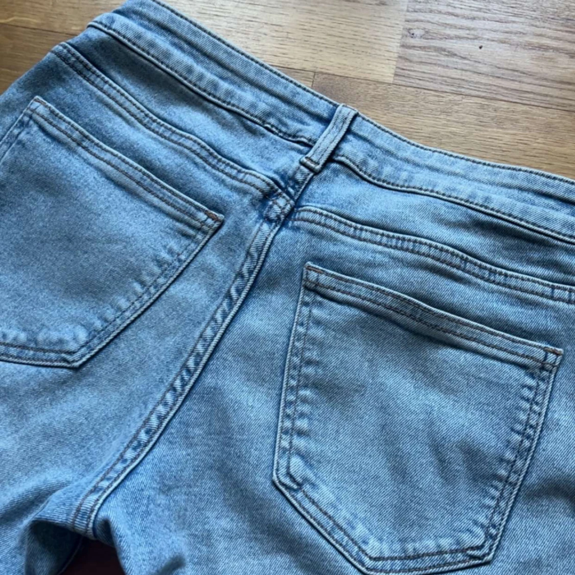 Ljusblåa lågmidjade jeans - 2