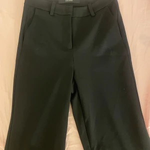 Svarta kostymbyxor från Vero Moda - Snygga svarta kostymbyxor från Vero Moda med en klassisk design. Byxorna har en rak passform och är mid waist. Inte används mycket, skriv för bilder på eller mått!