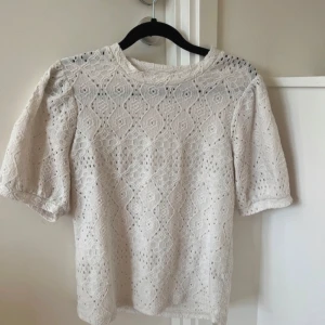 Vit spetsblus  - Säljer en trendig vit spetsblus från veromoda i storlek Xs. 🌸