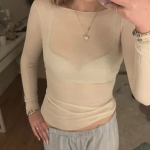 Intimissimi långärmad topp  - superfin vit långärmad topp från intimissimi! Toppen är i färgen vit elfenben. JÄTTEskönt material verkligen! Toppen är i bra kvalitet, inga hål eller så. Jättefin verkligen! Nypris är 489kr! Priset är förhandlingsbart vid snabb affär. Läs bio innan köp! 