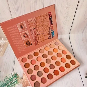 Stor ögonskuggspalett med 105 färger - Denna ögonskuggspalett erbjuder 105  olika nyanser, från varma orange och röda toner till djupa lila och rosa. Perfekt för att skapa både vardagliga och dramatiska looks. Paletten innehåller både matta och skimrande skuggor för maximal kreativitet.
