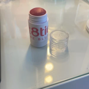 Krämrouge i stiftform - Säljer ett krämrouge i stiftform med en härlig röd nyans. Perfekt för att ge kinderna en naturlig och fräsch färg. Kompakt och lätt att ta med i väskan.