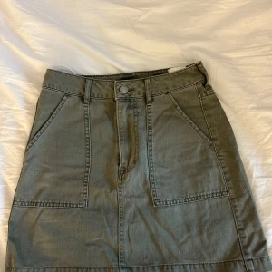 Grön kjol från &Denim -  grön kjol från &Denim i . Jag har använt den lite, säljer för att den är för liten. Storlek 34/xs