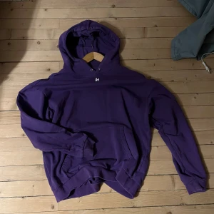 Lila hoodie från Harlaut Apparel Co - Säljer en snygg lila hoodie från Harlaut Apparel Co. Den har en klassisk design med en stor ficka framtill och en liten logga på bröstet. Perfekt för en avslappnad stil. Hör av dig vid intresse!